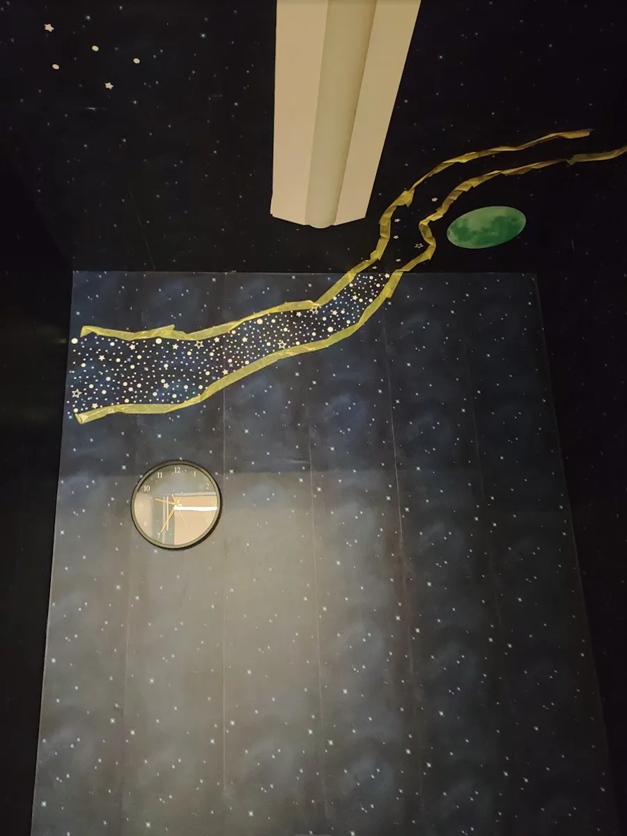 おこもり部屋の天井。天の川が流れ、星と月が光っている
